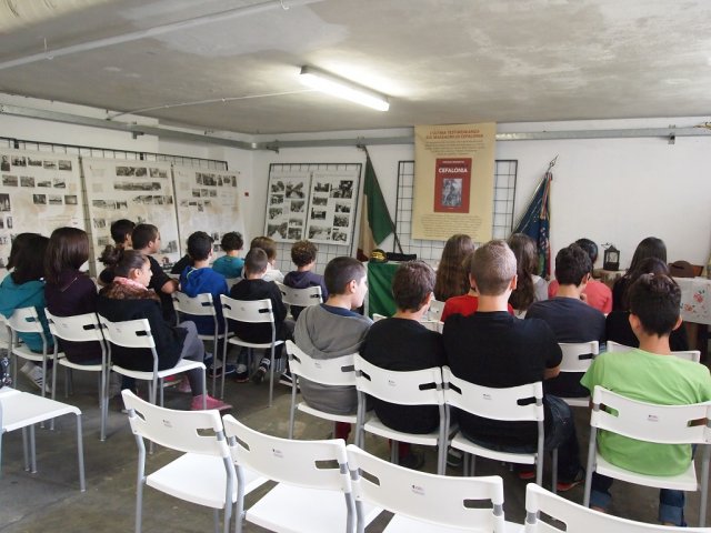 visita alla mostra ritorno a cefalonia e corf dei ragazzi della scuola media archivio f. brunetta